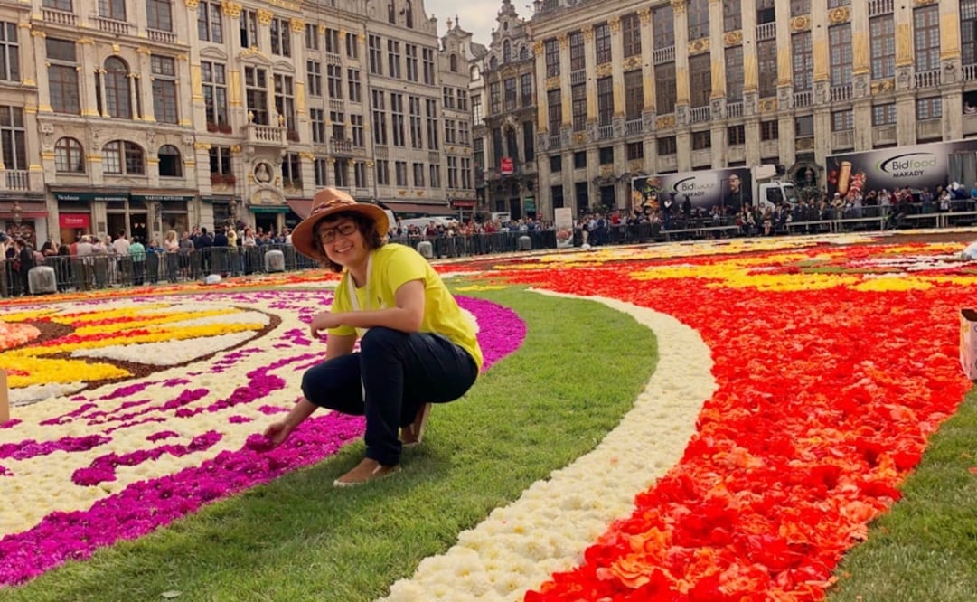 La artista mexicana Roo (Ana Rosa Aguilar Aguado) firma el diseño del tradicional evento bienal belga, considerado por ella como el “mayor sueño de todo alfombrista”. Foto: Twitter Roo