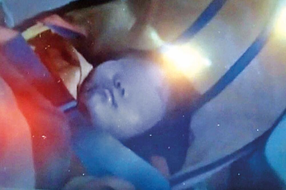 Una joven de 14 años fue rescatada del inmueble que se vino abajo en Tainan, en el sur de Taiwán (REUTERS)