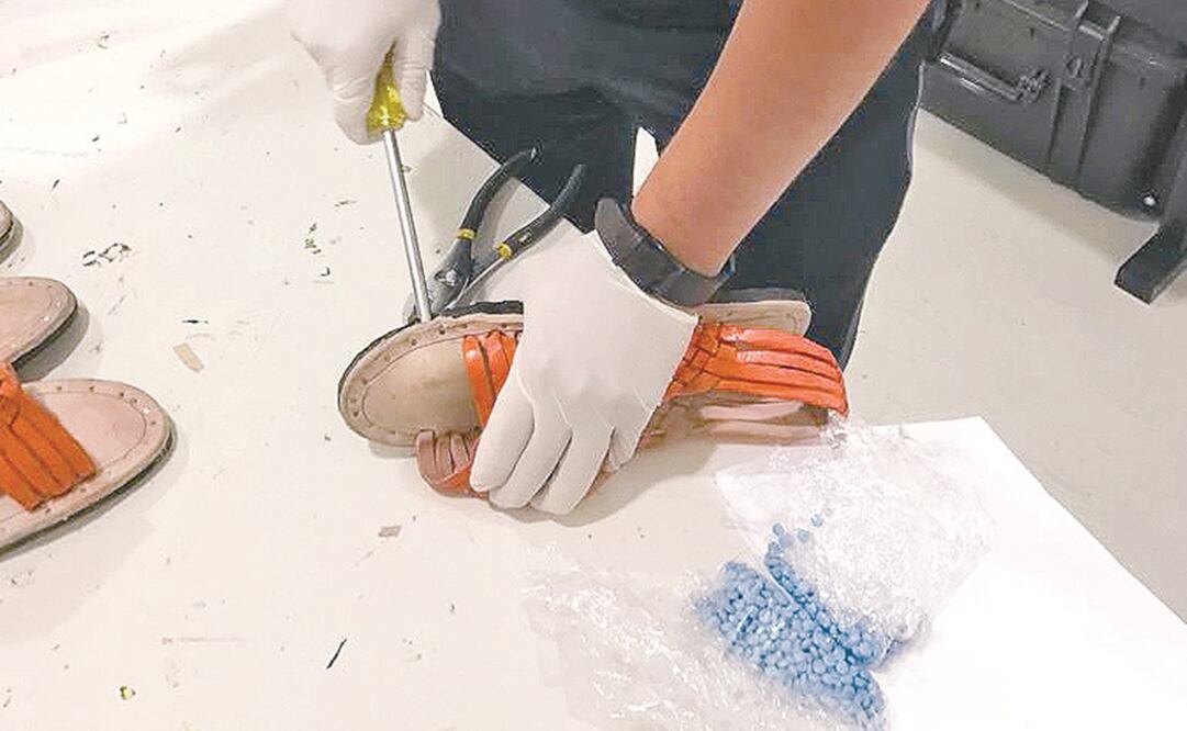 En el aeropuerto capitalino agentes han hallado sustancias ilícitas escondidas en el doble fondo de maletas, en la suela de zapatos o pegada con cinta canela en el cuerpo de pasajeros. Foto: POLICÍA FEDERAL