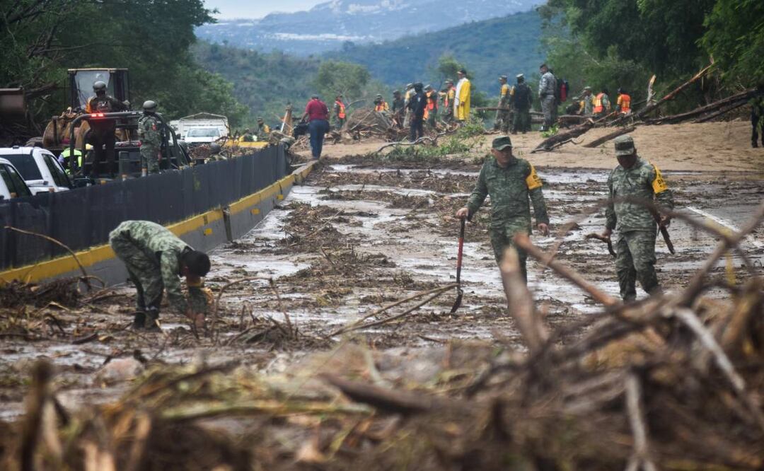 Por más de 10 horas, la Autopista del Sol quedo cerrada por los deslaves que ocasionaron las lluvias de la Tormenta Tropical ‘Otis’, la cual toco tierra siendo Huracán categoría 5. Foto: Cuartoscuro/El Universal