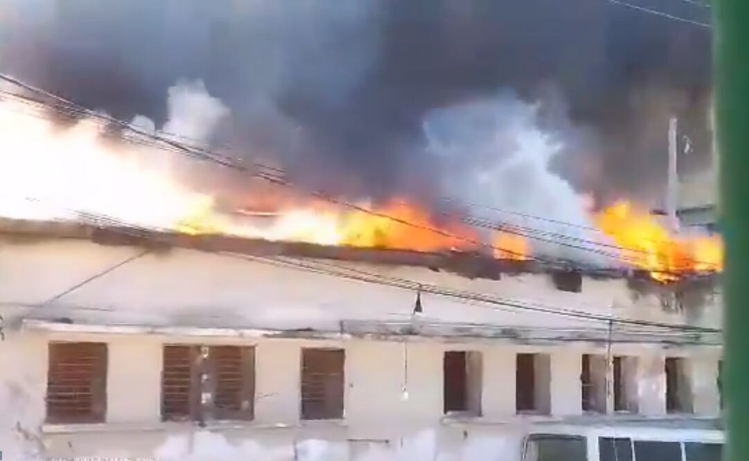 Una parte del Hospital Universitario Estatal de Haití, conocido comúnmente como Hospital General, fue incendiada por criminales de la coalición Viv Ansanm. (13/02/25) Foto: Captura de pantalla