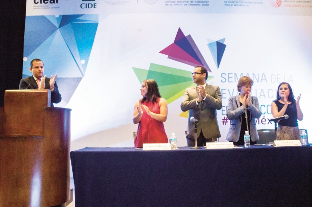 El subsecretario de Egresos de la SHCP, Fernando Galindo (izq.), participó ayer en la inauguración de la Semana de la Evaluación México 2016 (JENIFER NAVA. EL UNIVERSAL)