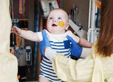 Bebé es sometido al primer tratamiento de edición genética personalizado; antes de eso, su esperanza de vida era de una semana