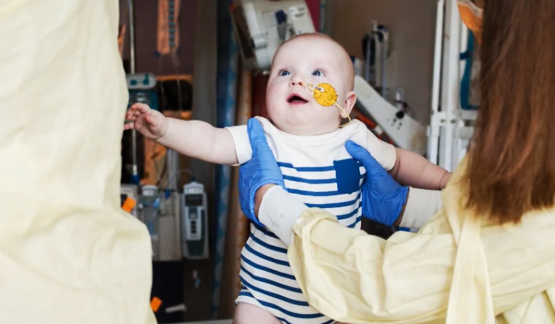 KJ, el bebé sometido a un tratamiento de edición de bases, para combatir la enfermedad genética rara que padece.
Foto: Hospital Infantil de Philadelphia