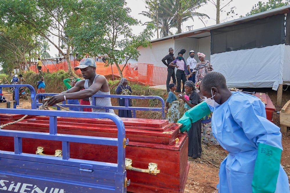 Familiares esperan a recibir los cuerpos de sus familiares, que murieron por ébola en el hospital de Mongbwalu, en Ituri, República Democrática del Congo. FOTO: EFE