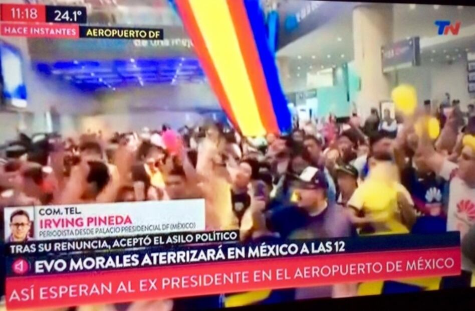 Medios confunden llegada de Memo Ochoa con la de Evo Morales 