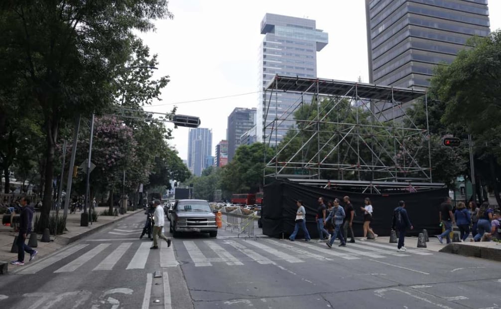 Dos estructuras que albergarán pantallas ya fueron instaladas sobre el camellón. Foto: Fernanda Rojas / EL UNIVERSAL