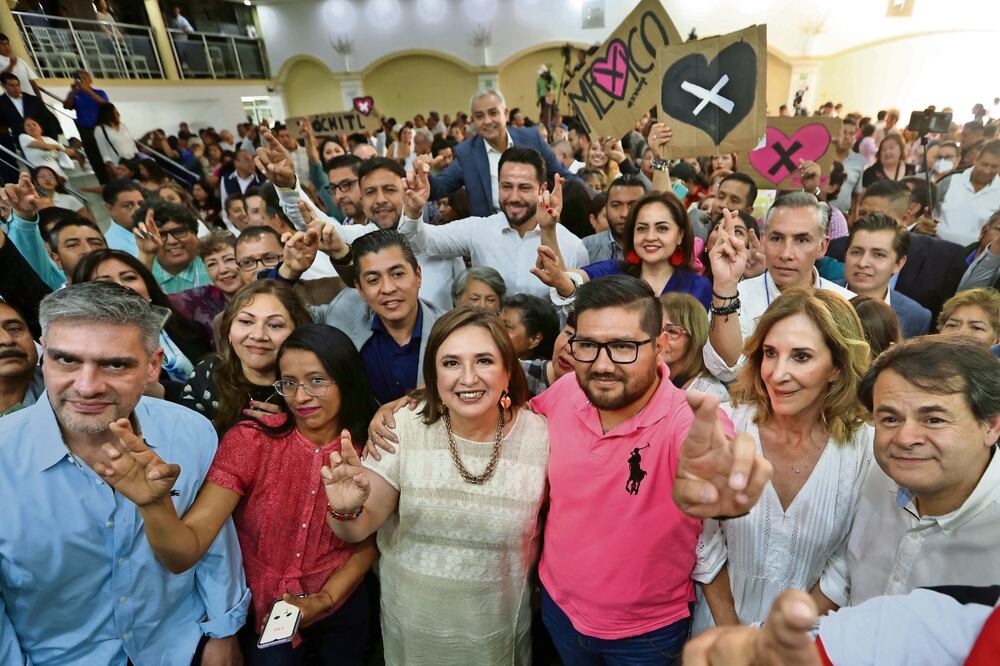 Xóchitl Gálvez Ruiz, candidata presidencial de Fuerza y Corazón por México, se reunió con transportistas
y vecinos de la colonia Jardines del Tepeyac, en Ecatepec, que padece altos índices delictivos. Foto: de Berenice Fregoso. El Universal.