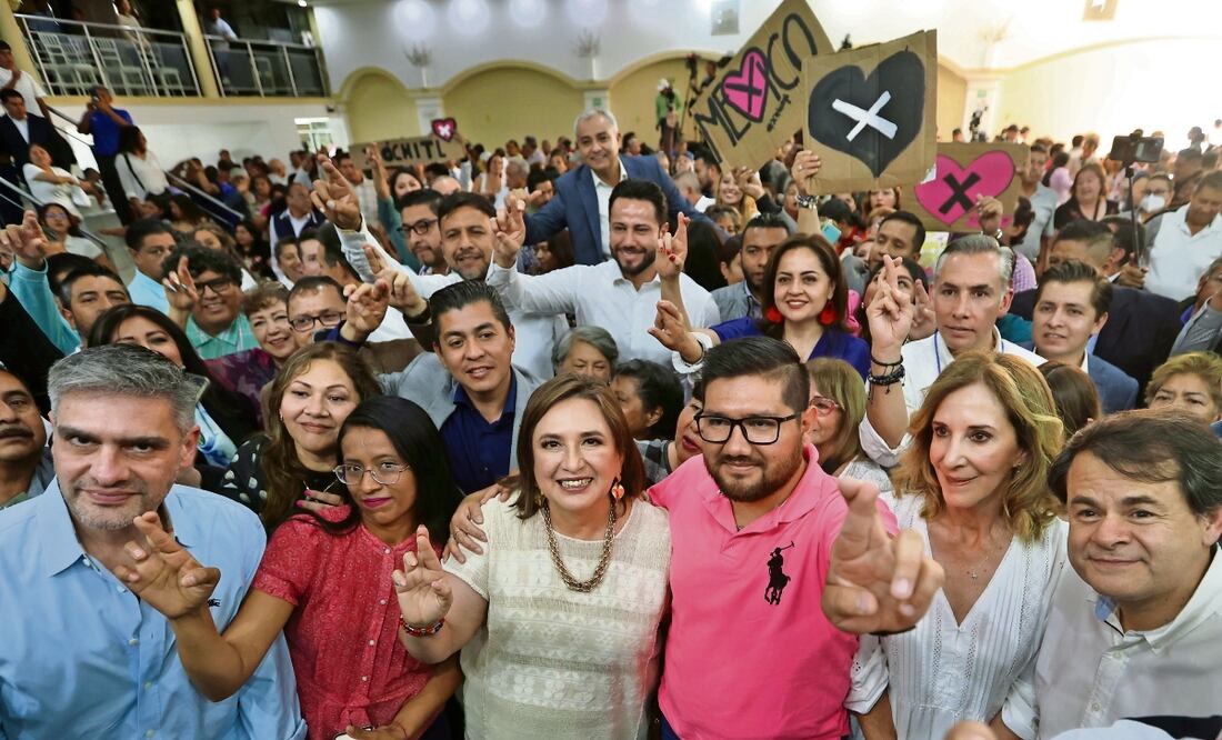 Xóchitl Gálvez Ruiz, candidata presidencial de Fuerza y Corazón por México, se reunió con transportistas
y vecinos de la colonia Jardines del Tepeyac, en Ecatepec, que padece altos índices delictivos. Foto: de Berenice Fregoso. El Universal.
