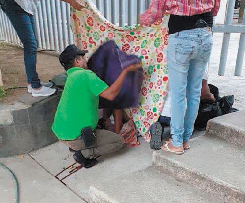 Aurelia Ramírez iba al hospital de Coalcomán, pero se le adelantó el parto y ante la negativa de atención en un centro de salud dio a luz en la calle. Foto: ESPECIAL