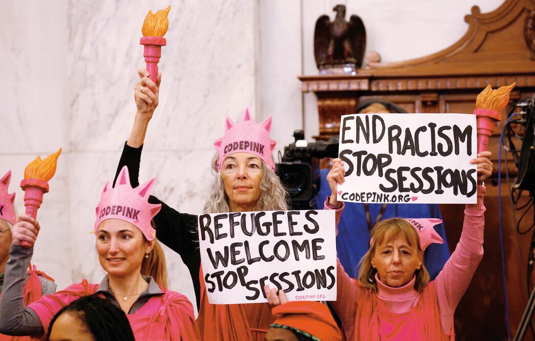 Miembros del grupo Código Rosa se manifestaron ayer durante la audiencia de Jeff Sessions, a quien acusaron a gritos de ser racista y también mostraron carteles con mensajes en favor de los refugiados, los migrantes y en contra del racismo (REUTERS)