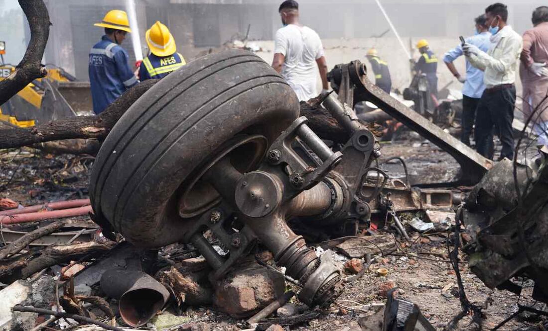 Escombros en el lugar del accidente aéreo cerca del Aeropuerto Internacional Sardar Vallabhbhai Patel en Ahmedabad, Gujarat, oeste de la India, el 12 de junio de 2025. El vuelo AI171 de Air India, con destino a Londres y con 242 pasajeros y tripulantes a bordo de un Boeing 787-8, se estrelló minutos después del despegue en la zona de Meghaninagar, en Ahmedabad. Foto: EFE