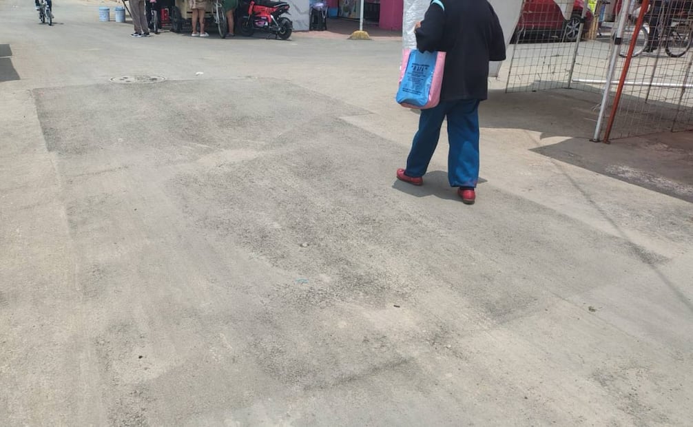Reparan socavón en Iztacalco; vecinos piden retirar tierra y escombros de la calle.
Foto: Arantxa Meave