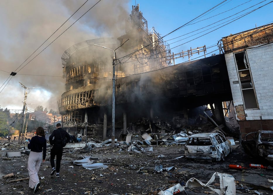 Un centro comercial derrumbado tras un ataque ruso, en Kiev. FOTO: SERGEY DOLZHENKO. EFE