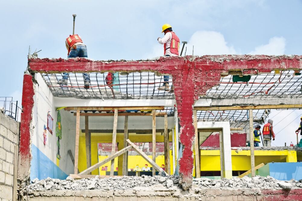 El pueblo de San Pablo Chimalpa, en la delegación Cuajimalpa, con ayuda de voluntarios y las manos de las habitantes ha comenzado la reconstrucción (HUGO GARCÍA. EL UNIVERSAL)