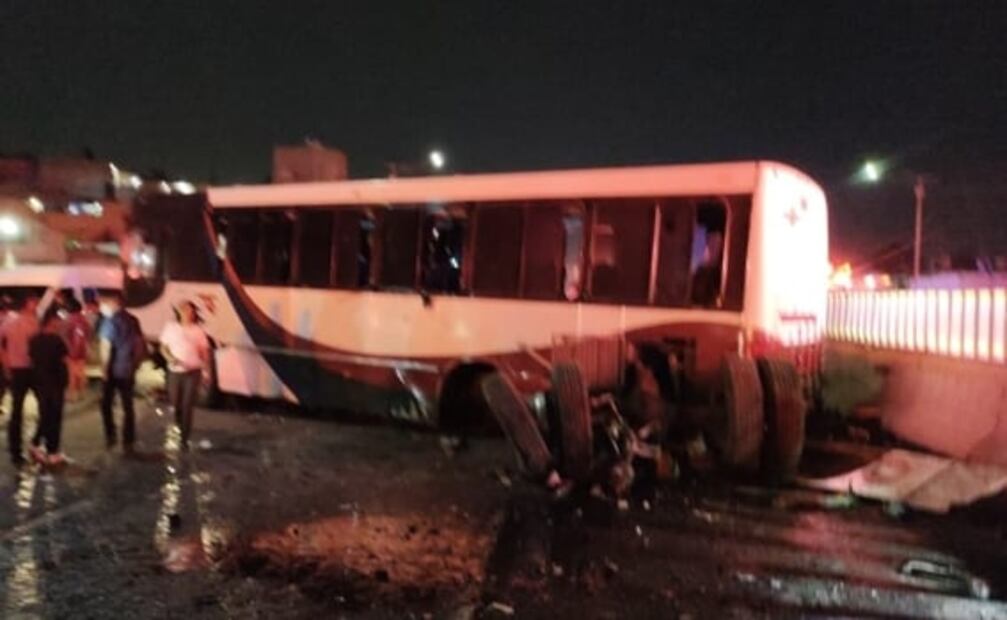Choque de autobús contra tres autos particulares deja 21 lesionados en México-Pachuca