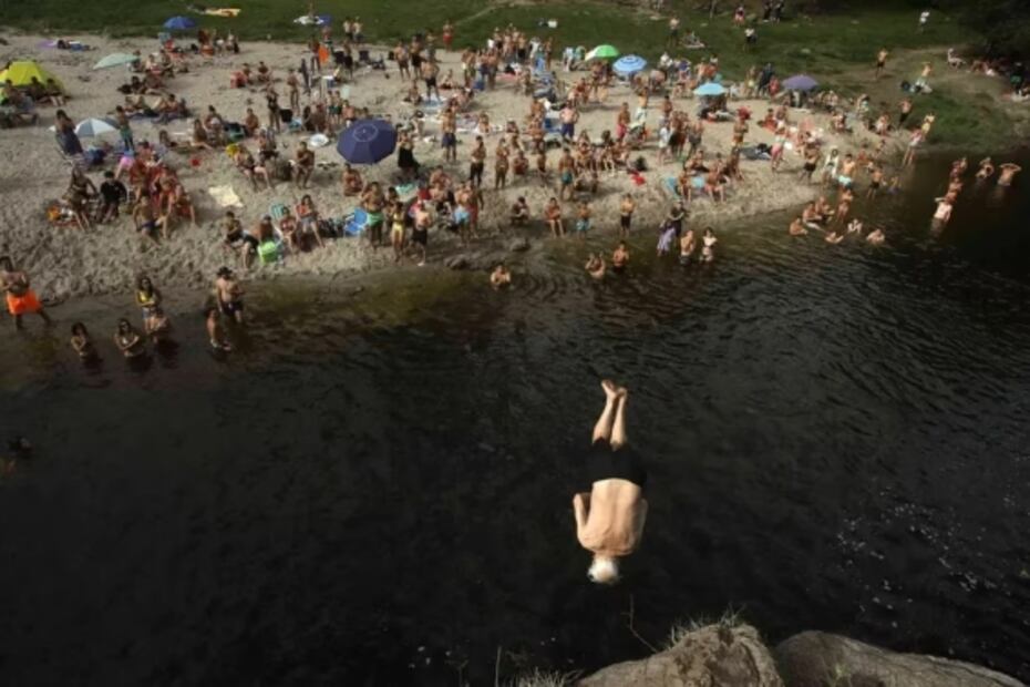 "El abuelo clavadista": a sus 79 años, un hombre se vuelve viral por sus saltos