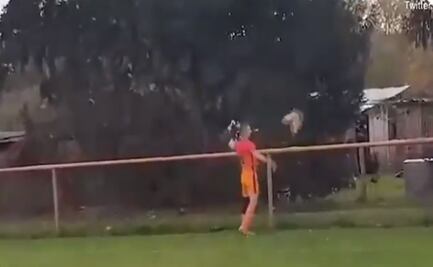 Futbolista croata mata a patadas en la cancha a una gallina