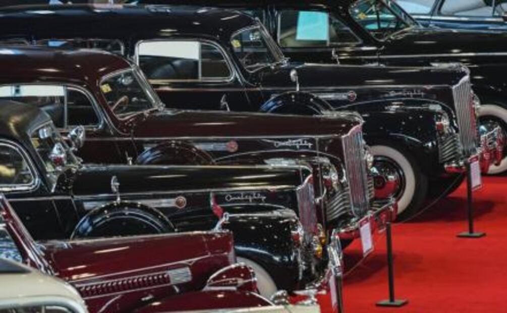 Vehículos clásicos exhiben su belleza en la UNAM