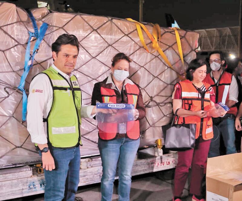Destino. Las caretas que llegaron ayer a México serán para hospitales con mayor número de casos de coronavirus. Foto: CARLOS MEJÍA. EL UNIVERSAL