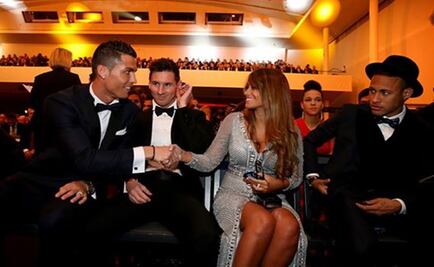 Saludo entre Cristiano y novia de Messi crea controversia 