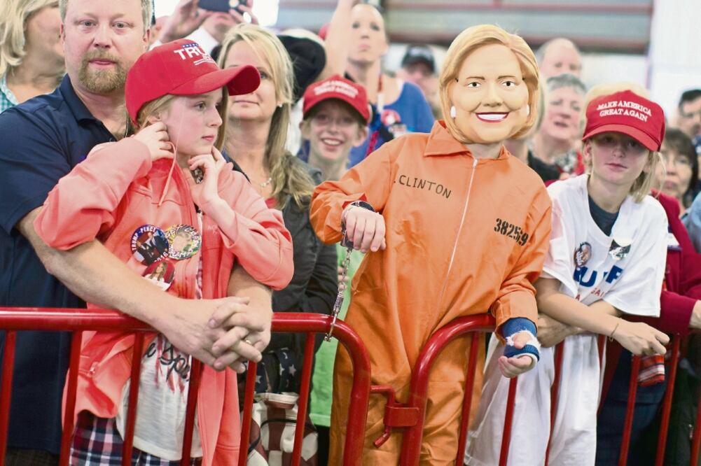 Un simpatizante del candidato republicano a la presidencia de Estados Unidos, Donald Trump, se disfrazó ayer de su rival demócrata, Hillary Clinton, vistiendo un traje naranja, como el uniforme que usan quienes se encuentran en prisión (EVAN VUCCI. AP)
