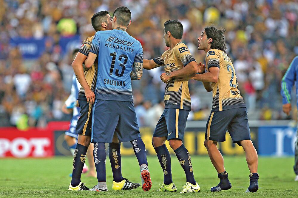 David Cabrera y Matías Britos, de Pumas, discuten tras la derrota (AGUSTÍN CUEVAS. IMAGO7)