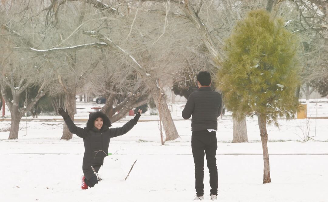 Algunas personas aprovecharon para salir y jugar con la nieve que cubrió las calles de Ciudad Juárez. Foto: Christian Torres. EL UNIVERSAL
