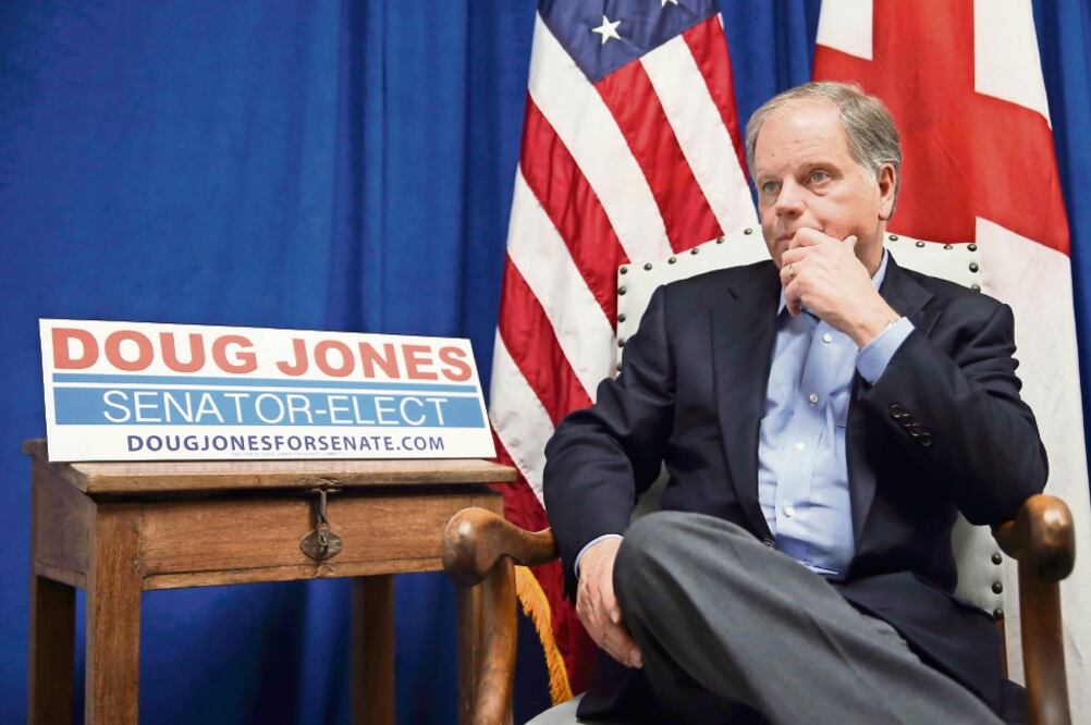 El senador demócrata electo por Alabama, Doug Jones, en entrevista, tras imponerse a su rival republicano, en las elecciones del martes (JOHN BAZEMORE. AP)