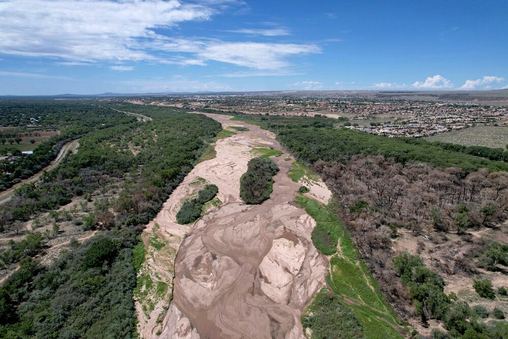 El lecho seco del río Grande se ve desde el aire, el 26 de julio de 2022, en Albuquerque, Nuevo México. Foto: AP