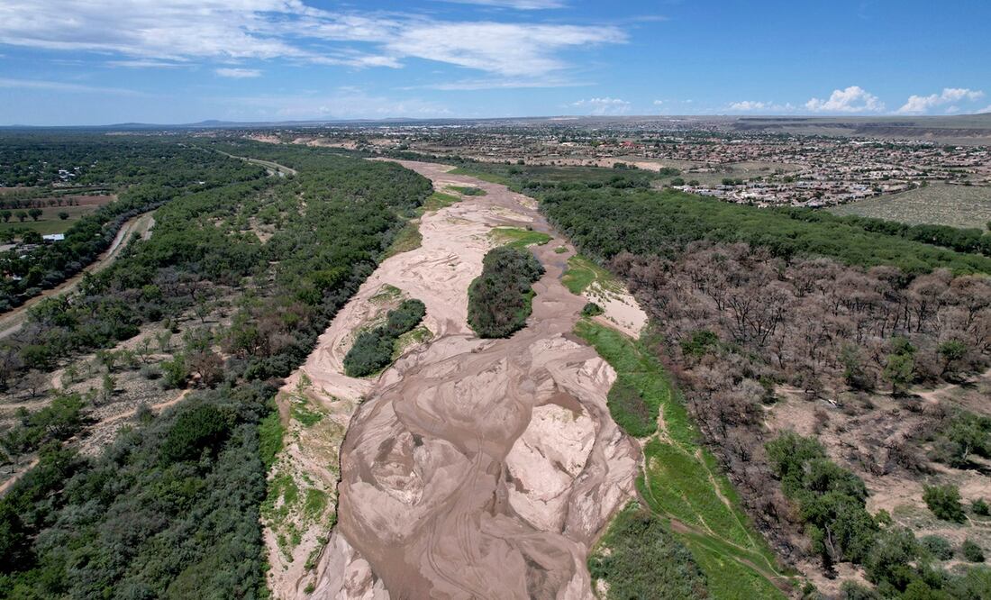 El lecho seco del río Grande se ve desde el aire, el 26 de julio de 2022, en Albuquerque, Nuevo México. Foto: AP