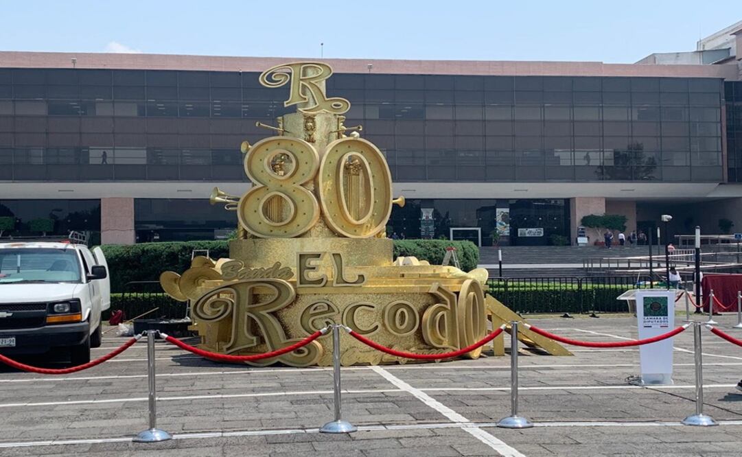 En la zona conocida como el helipuerto, a uno de los costados del Palacio Legislativo de San Lázaro, se instaló un gran escenario dorado. Foto: Alejandra Canchola