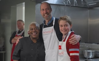 Príncipe William emula a su madre Diana y acude con su hijo George a un acto de personas sin hogar; "¡otro par de manos de ayuda!"