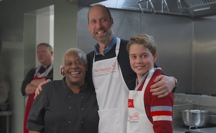 Príncipe William emula a su madre Diana y acude con su hijo George a un acto de personas sin hogar; "¡otro par de manos de ayuda!"