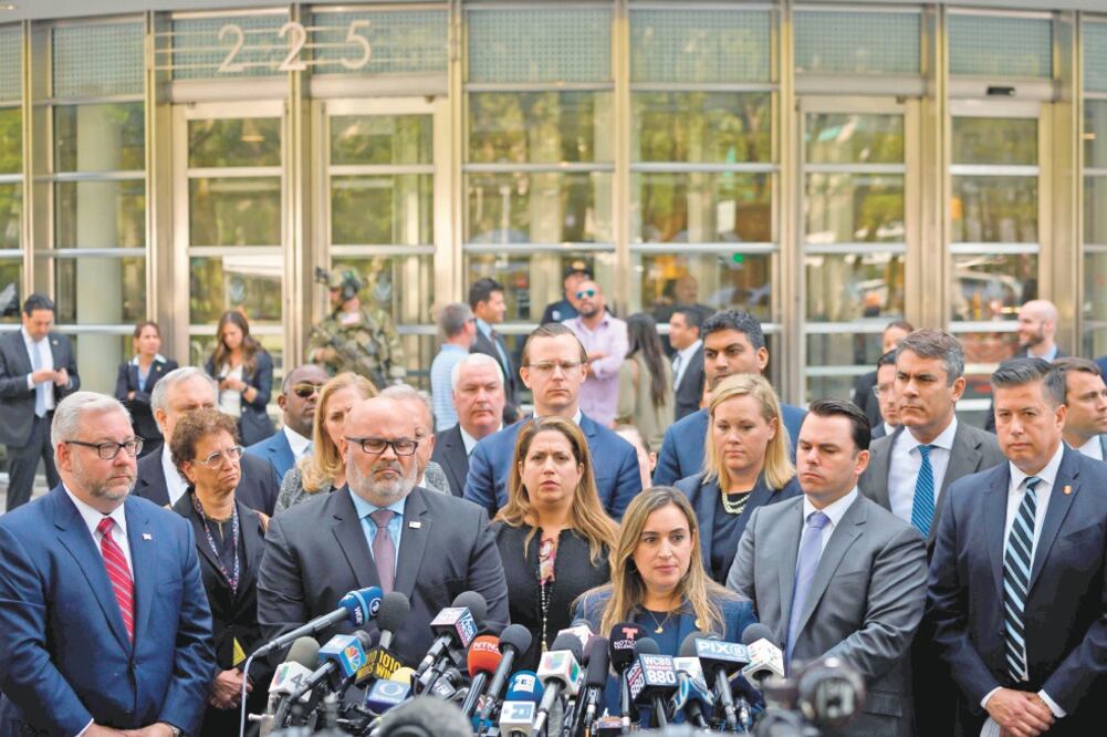 Elementos de la justicia estadounidense, quienes celebraron la sentencia contra Joaquín El Chapo Guzmán. Afirmaron que la condena es significativa y bien merecida. Foto: JOHANNES EISELE. AFP