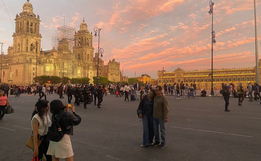 Capitalinos disfrutaron del Zócalo peatonal con una atardecer espectacular. FOTO: Omar Díaz