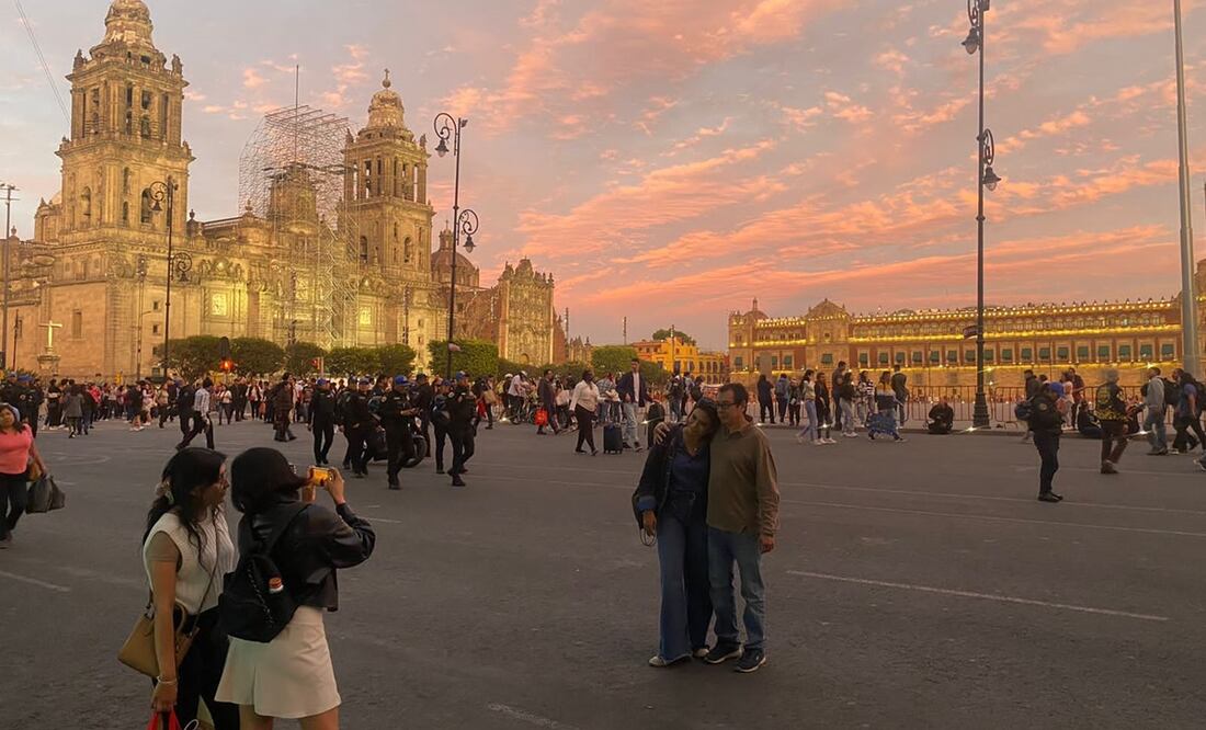 Capitalinos disfrutaron del Zócalo peatonal con una atardecer espectacular. FOTO: Omar Díaz