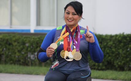 Campeona paralímpica mexicana entrena en la calle por el Covid-19