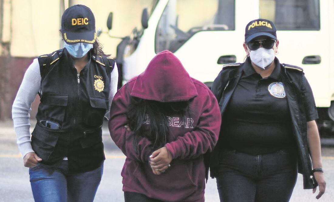 Una detenida ligada a una red de tráfico de personas, en la Ciudad de Guatemala. Foto: Johan Ordonez/ AFP