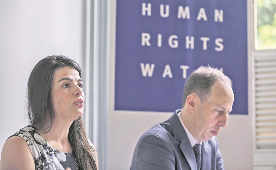 La directora en Brasil de Human Rights Watch, Maria Laura Canineu y el director de las Américas de HRW, Daniel Wilkinson, al presentar el informe. (ANTONIO LACERDA. EFE)