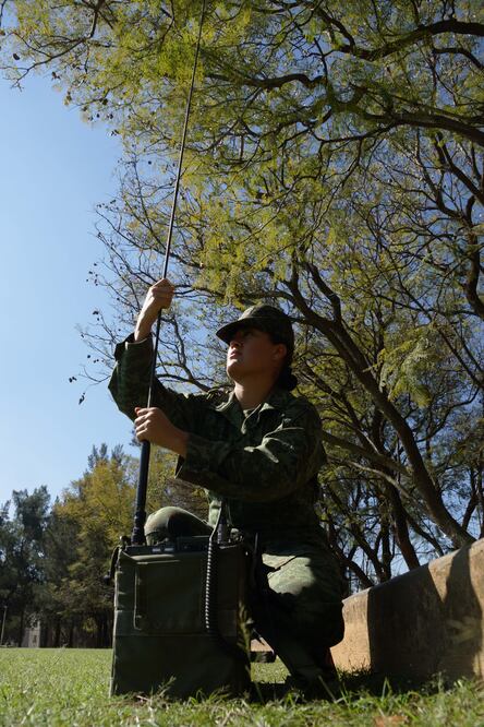 El equipo que carga Isis Pantoja de los Santos pesa alrededor de cinco kilos (EDWIN HERNÁNDEZ)