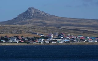 Londres busca "relación constructiva" con Argentina pese a tensión por Malvinas; reafirma soberanía británica sobre las islas