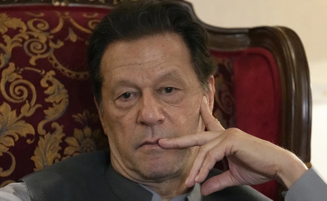El exprimer ministro de Pakistán, Imran Khan, durante una conferencia de prensa en su residencia, en Lahore, Pakistán. Foto: AP