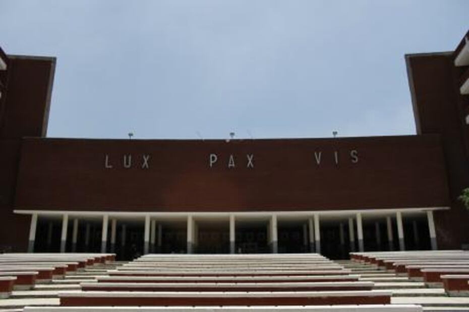 La torre del logo del metro Normal que un temblor fracturó