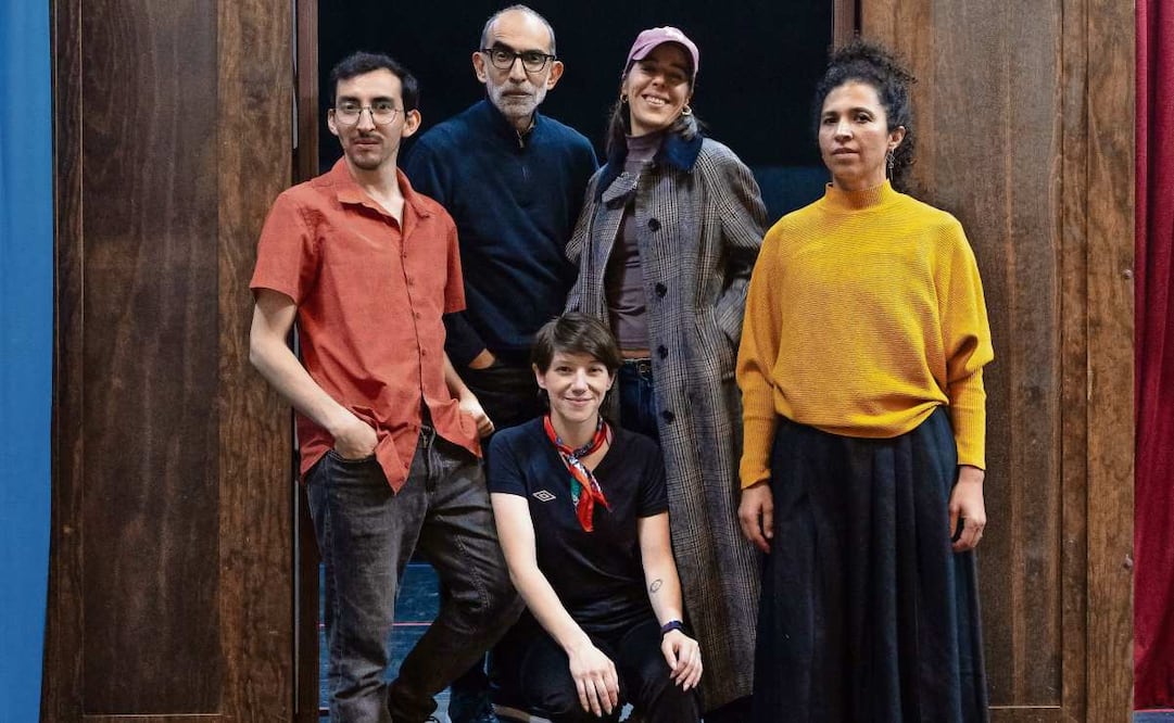 El elenco (de izquierda a derecha): Emmanuel Lapin, Hernán del Riego, Verónica Bravo, Michelle Betancourt y Daniela Arroio. Foto: Teatro UNAM / Pili Pala