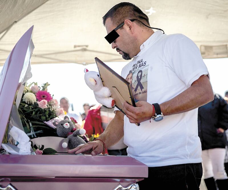 Con una camiseta con el mensaje “Ni una más”, Juan acudió al funeral de Marbella, se acercó al féretro y hasta le lloró; “fue una burla”, dicen sus familiares. OMAR MARTÍNEZ. CUARTOSCURO