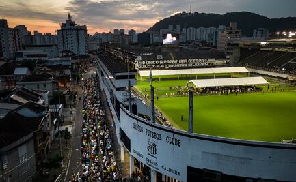 Miles de seguidores acompañan a Pelé hacia su descanso eterno en Santos