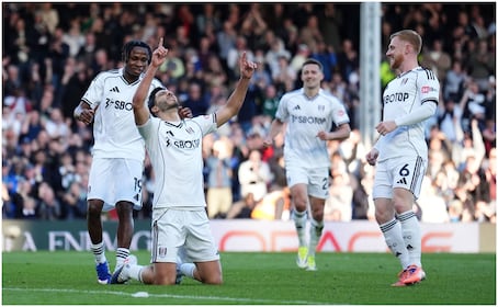 Raúl Jiménez anota penalti en triunfo de Fulham y rompe en llanto como emotiva dedicatoria a su padre