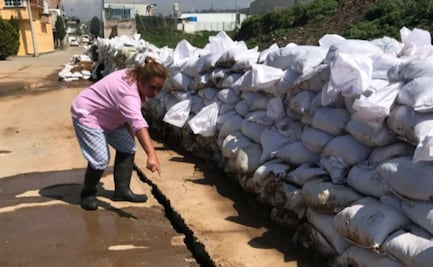 Preocupa a vecinos fracturas y posibles socavones tras desbordamiento de río Chamacuero en Atizapán