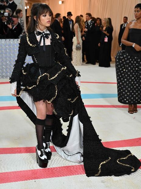 Jenna Ortega en las escaleras del Met: ANGELA WEISS / AFP, Archivo EL UNIVERSAL.